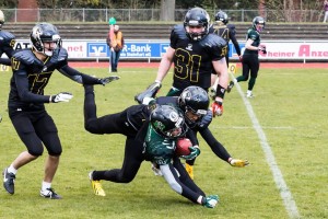 trotz gelungenem tackling, einfach nicht vom Ball zu trennen 