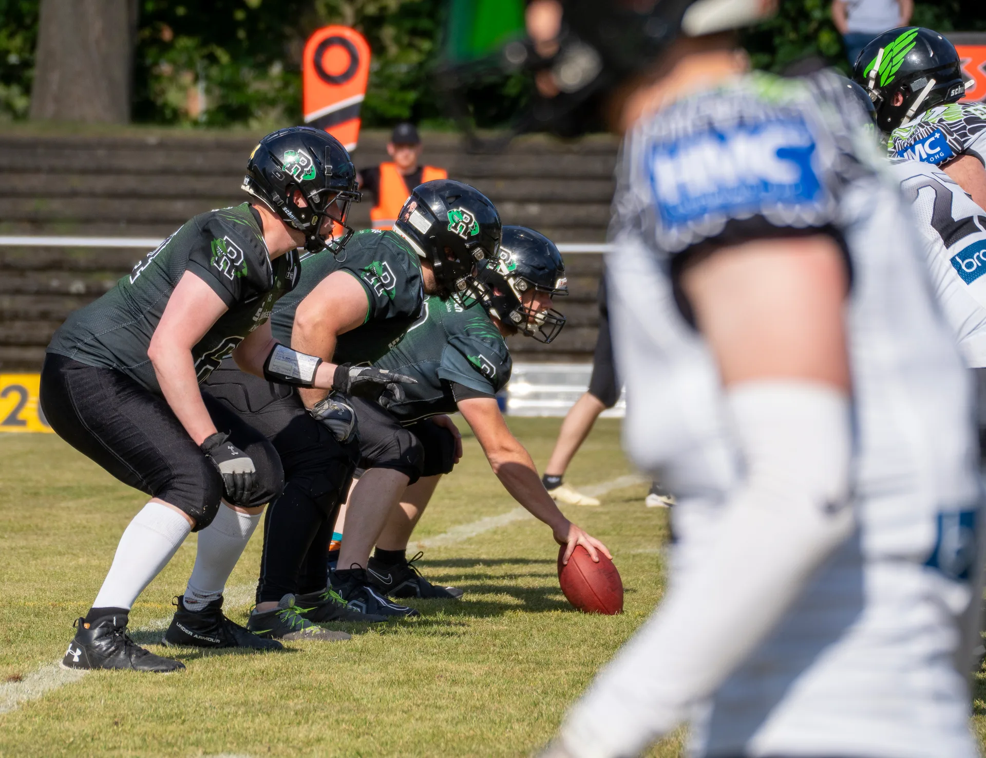Die Offense der Raptors geht an der Line of Scrimmage in Position