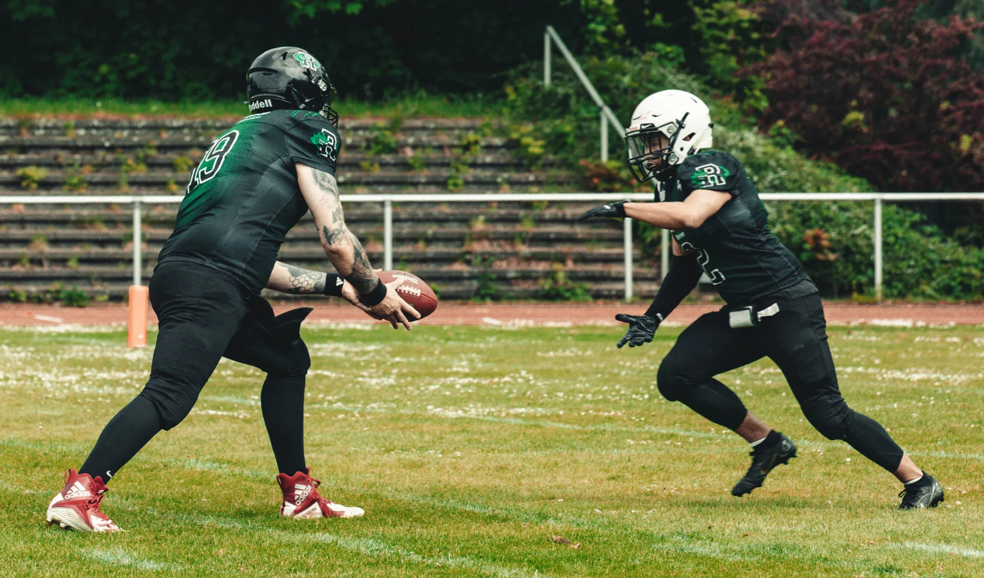 Handoff vom Quarterback zum Runningback im Raptors-Backfield