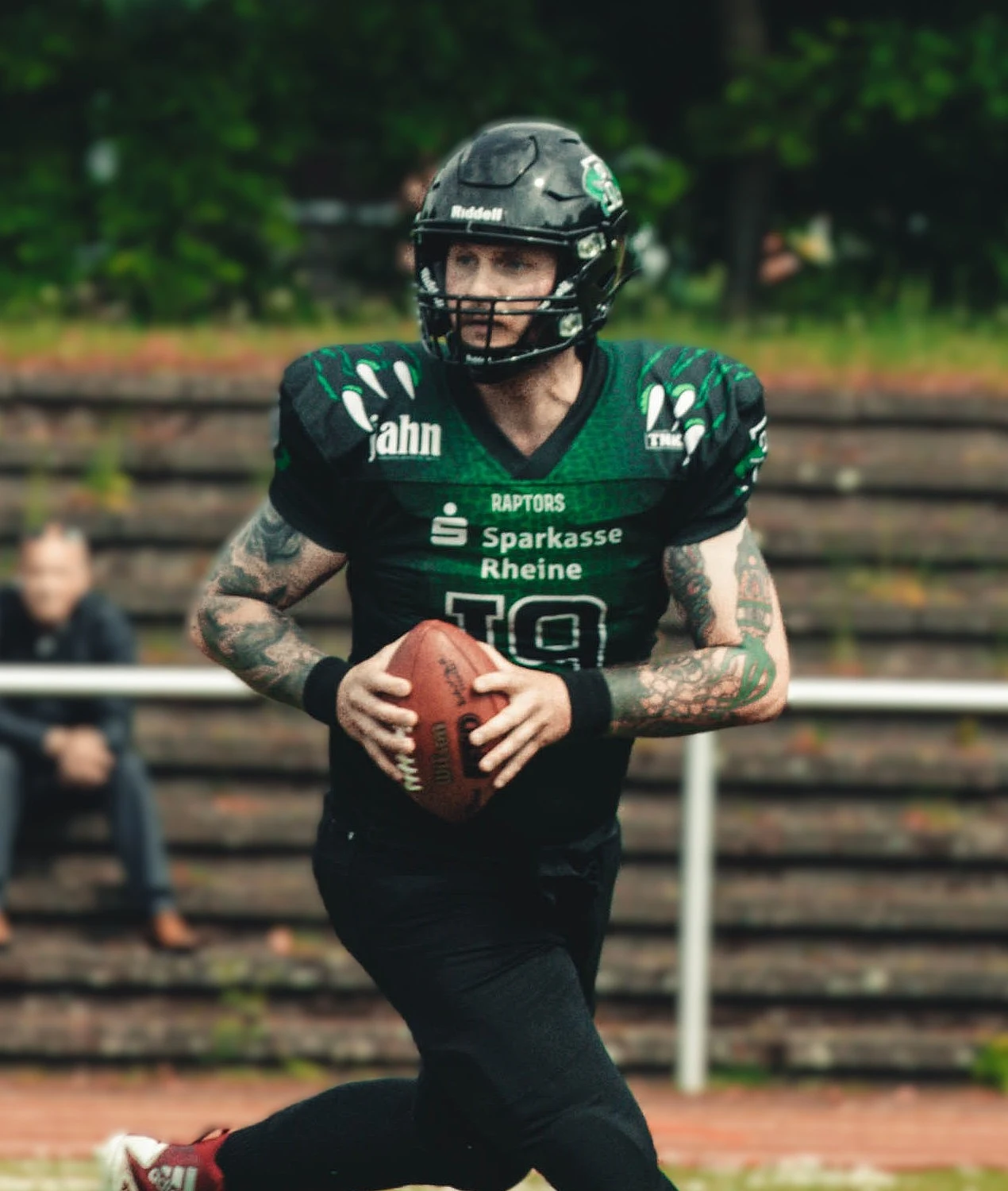 Ein Raptors-Quarterback mit dem Ball im Spielzug